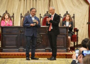 El presidente de Colombia, Gustavo Petro, recibe la medalla de la Universidad de Salamanca