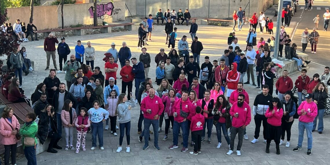 Las peñas animan y llenan de color el inicio de las Fiestas de San Miguel en Monterrubio