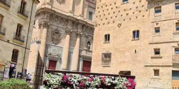 La Rúa Mayor estrena un ‘muro de flores’ que mezcla patrimonio y biodiversidad