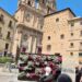 La Rúa Mayor estrena un ‘muro de flores’ que mezcla patrimonio y biodiversidad