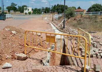 Las obras de la red mejorarán la calidad del agua, la capacidad de suministro y la resolución de incidencias en Oasis Golf y Villar de Zarapicos