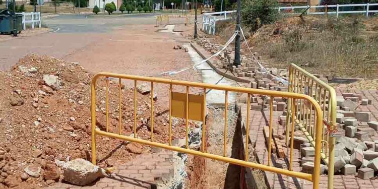 Las obras de la red mejorarán la calidad del agua, la capacidad de suministro y la resolución de incidencias en Oasis Golf y Villar de Zarapicos