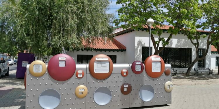 Nuevas papeleras-cenicero para evitar que las colillas acaben en la vía pública