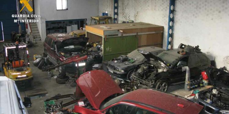 Localizado un taller de reparación de vehículos ilegal en Villares de la Reina