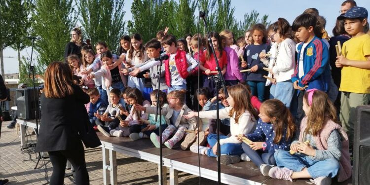 Los alumnos de la Escuela de Música de Villamayor ponen el broche final a las jornadas culturales para ensalzar el valor de la piedra