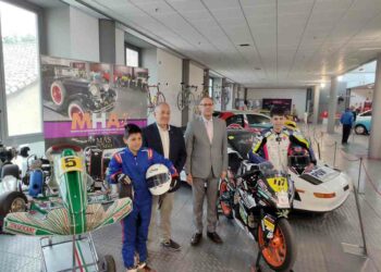 Los pilotos Ángel García y Sergio Verdugo visitan el Museo de Historia de Automoción