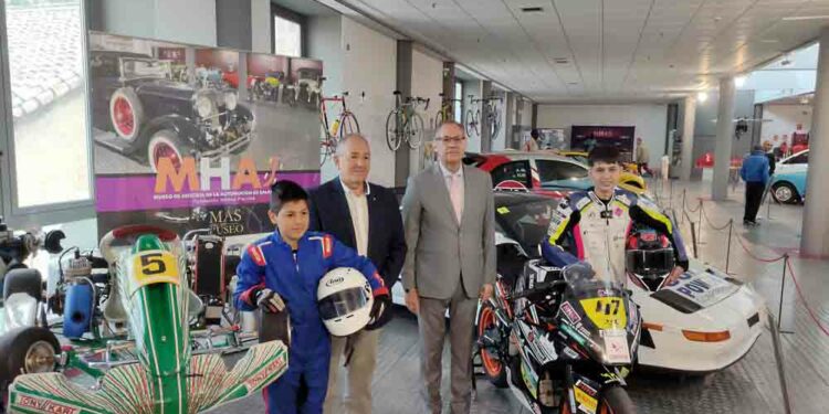 Los pilotos Ángel García y Sergio Verdugo visitan el Museo de Historia de Automoción