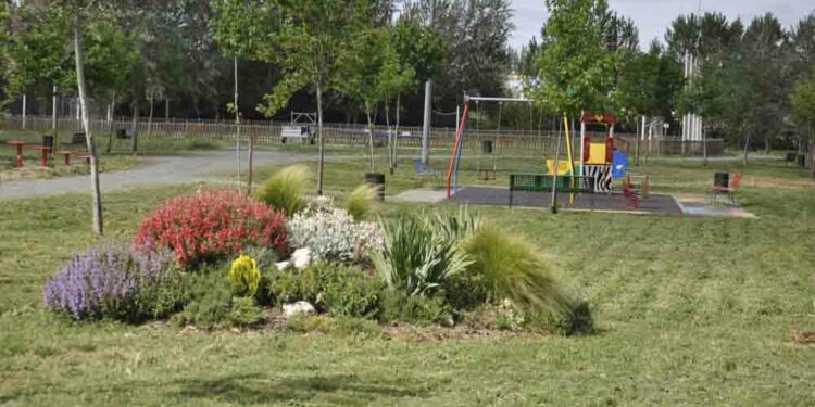 Los alumnos de la Acción de Formación y Empleo ponen a punto las zonas verdes de La Fontana