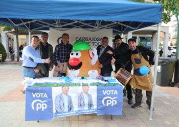 Patatas asadas y tren turístico para los vecinos en la fiesta de fin de campaña del PP de Carbajosa