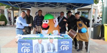 Patatas asadas y tren turístico para los vecinos en la fiesta de fin de campaña del PP de Carbajosa
