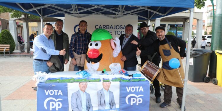 Patatas asadas y tren turístico para los vecinos en la fiesta de fin de campaña del PP de Carbajosa