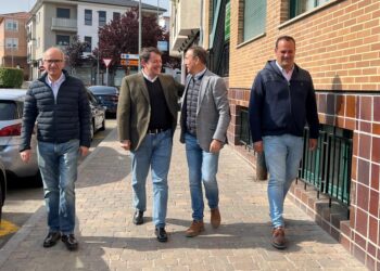 Fernández Mañueco anima a los vecinos «a no arriesgar el voto y evitar que Carbajosa caiga en manos de la izquierda»