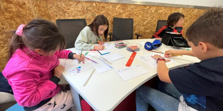 Creatividad y color se funden en los dibujos de los niños para anunciar las Fiestas del Señor de Carbajosa
