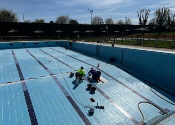 Los vecinos de Carbajosa ya pueden sacar los abonos de las piscinas a través del programa ‘Chapuzones’