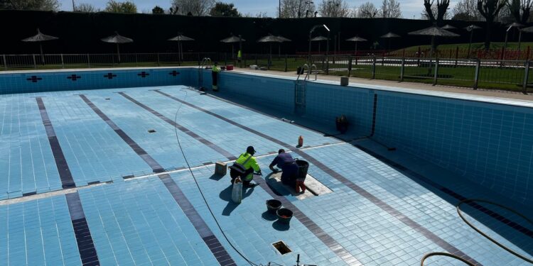 Los vecinos de Carbajosa ya pueden sacar los abonos de las piscinas a través del programa ‘Chapuzones’