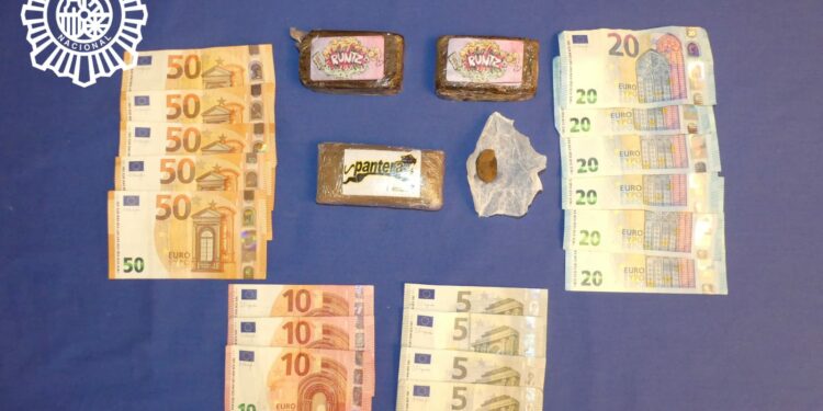 Detenidos dos jóvenes de 24 y 28 años que portaban 300 gramos de hachís