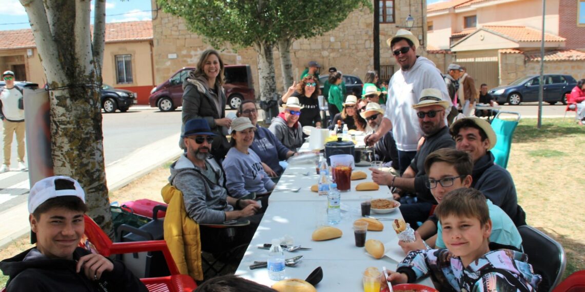 Más de 500 comensales comparten mesa y mantel para degustar la gran ‘lentejada’ de La Armuña