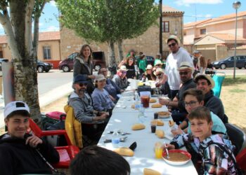 Más de 500 comensales comparten mesa y mantel para degustar la gran ‘lentejada’ de La Armuña