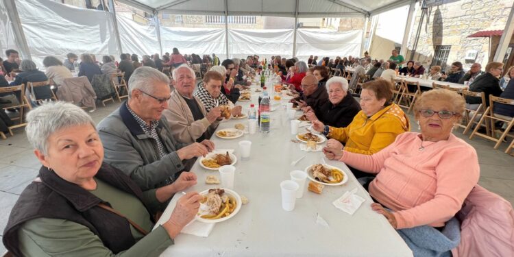 Casi 200 mayores disfrutan de la comida de convivencia y el baile con los que comienzan las Fiestas de la Virgen de los Remedios