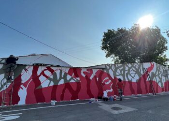 Empieza a tomar forma el primer gran graffiti de Villamayor en homenaje al cantero y a la piedra dorada