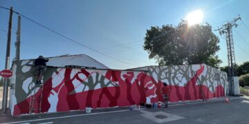 Empieza a tomar forma el primer gran graffiti de Villamayor en homenaje al cantero y a la piedra dorada