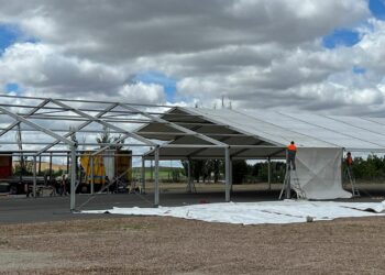 Comienza la cuenta atrás para las fiestas de Villamayor con la instalación de la carpa en el recinto ferial