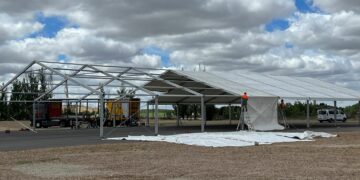 Comienza la cuenta atrás para las fiestas de Villamayor con la instalación de la carpa en el recinto ferial