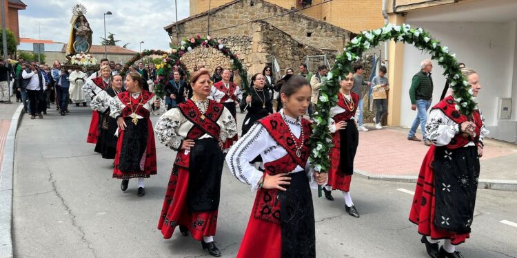 Los vecinos arropan a la Virgen de los Remedios en el día grande de sus fiestas
