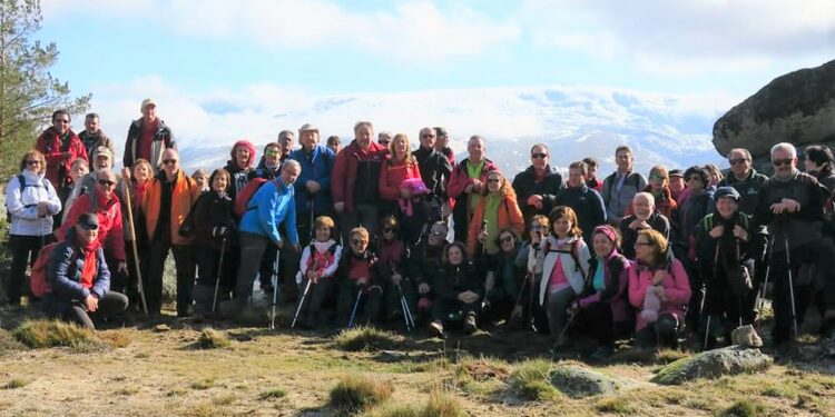 La Agrupación ‘Paso a Paso’ de Villares celebra veinte años disfrutando del senderismo, el deporte y una vida saludable