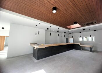 La nueva cafetería que dará servicio a las piscinas municipales de Villares y al exterior, lista para empezar a funcionar