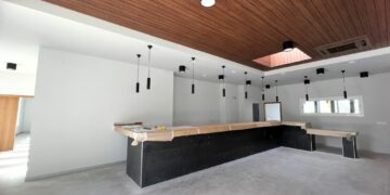 La nueva cafetería que dará servicio a las piscinas municipales de Villares y al exterior, lista para empezar a funcionar