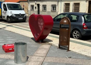Villares luce nuevo mobiliario urbano con las papeleras con tapa