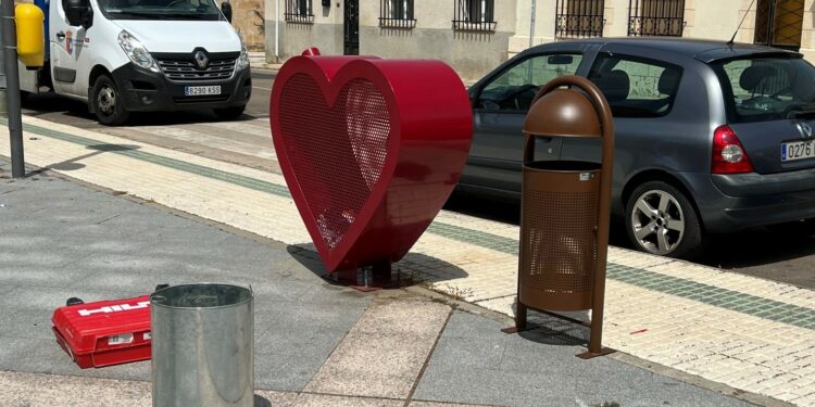 Villares luce nuevo mobiliario urbano con las papeleras con tapa