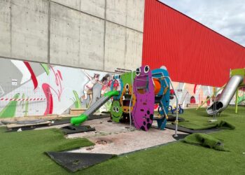 Los niños de Villares estrenan juego infantil en el parque Rubén García Cuadrado, junto al pabellón