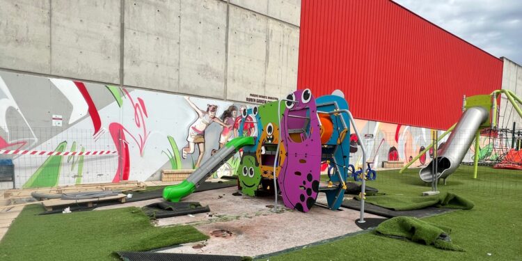 Los niños de Villares estrenan juego infantil en el parque Rubén García Cuadrado, junto al pabellón