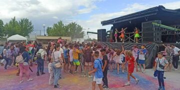 Fiesta ibicenca con hinchables, photocall y color party para iniciar el Corpus en Aldeatejada