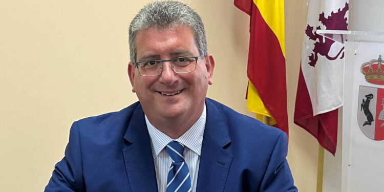 La contratación de personal de limpieza viaria y de monitores para los campamentos de verano centran el primer día de trabajo del nuevo alcalde de Cabrerizos