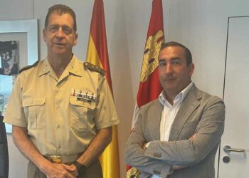 Eloy Ruiz agradece el trabajo realizado por el General Jefe del Mando de Ingenieros, Manuel Maldonado