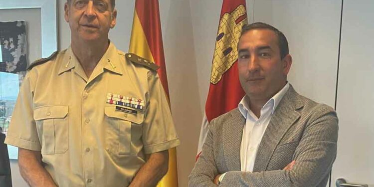 Eloy Ruiz agradece el trabajo realizado por el General Jefe del Mando de Ingenieros, Manuel Maldonado