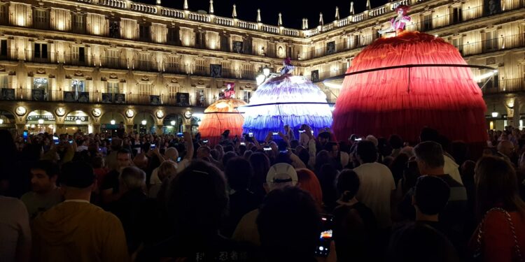 La ópera conquista la Plaza Mayor de la mano de muñecas y soldaditos de plomo