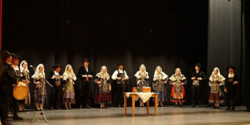 El baile y el folclore tradicional conquistan el auditorio Reina Berenguela