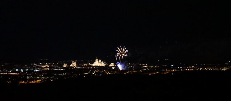 El cielo da una tregua para finalizar las Fiestas de San Juan de Sahagún con los fuegos artificiales