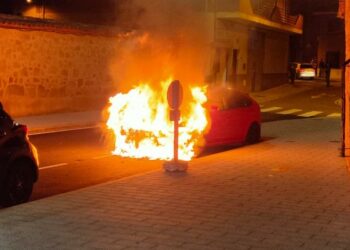 El incendio de un vehículo en Villares obliga a intervenir a los bomberos