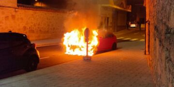 El incendio de un vehículo en Villares obliga a intervenir a los bomberos