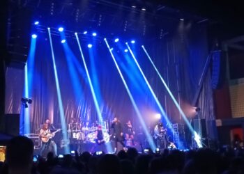 El rock de Mägo de Oz hace vibrar al público de Villares