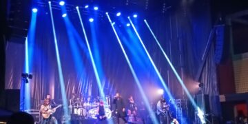 El rock de Mägo de Oz hace vibrar al público de Villares