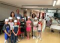 Los escolares del Martín Gaite colaboran en la elaboración y servicio de los menús del comedor social de mayores