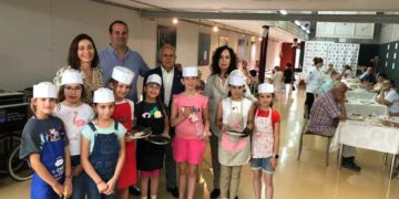 Los escolares del Martín Gaite colaboran en la elaboración y servicio de los menús del comedor social de mayores