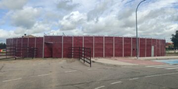 El montaje de la plaza de toros y el recorrido del encierro marcan la proximidad de las fiestas