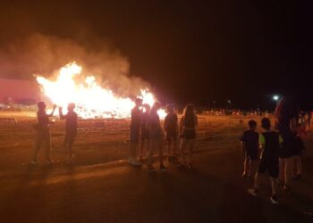 La magia y el magnetismo del fuego reúnen a cientos de vecinos en Villares en la noche más corta del año